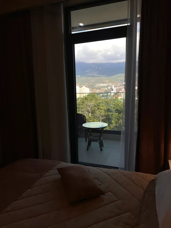 Апартаменты-студия с видом на горы в престижном районе