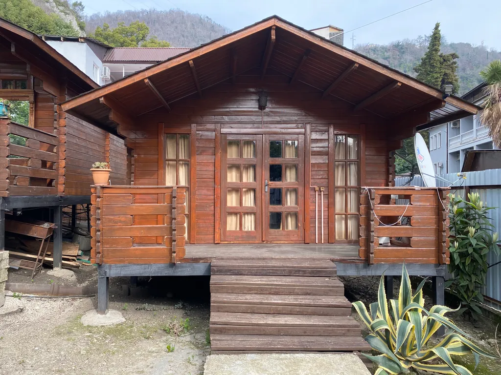 Коттедж у водопада