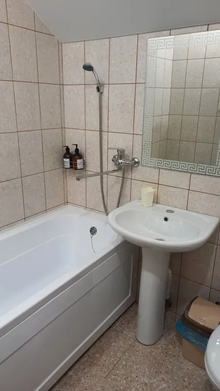 Уютная комната в доме с ванной комнатой