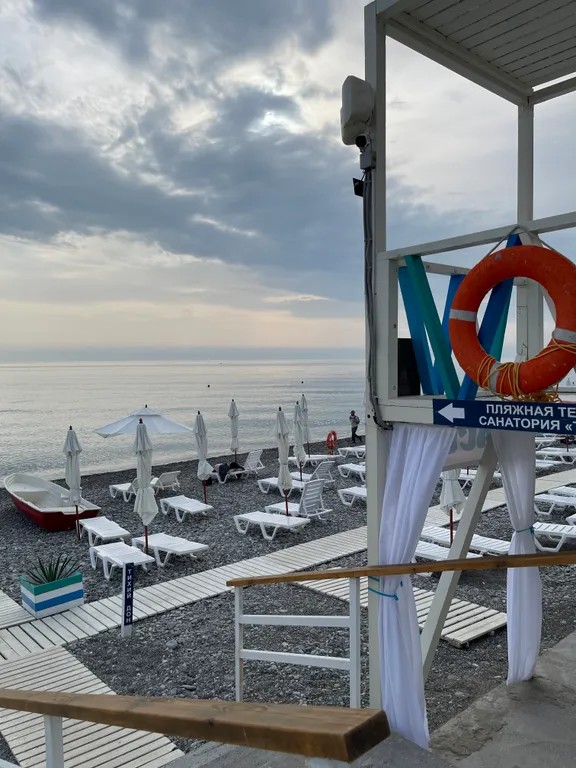 Часть жилого дома с бассейном