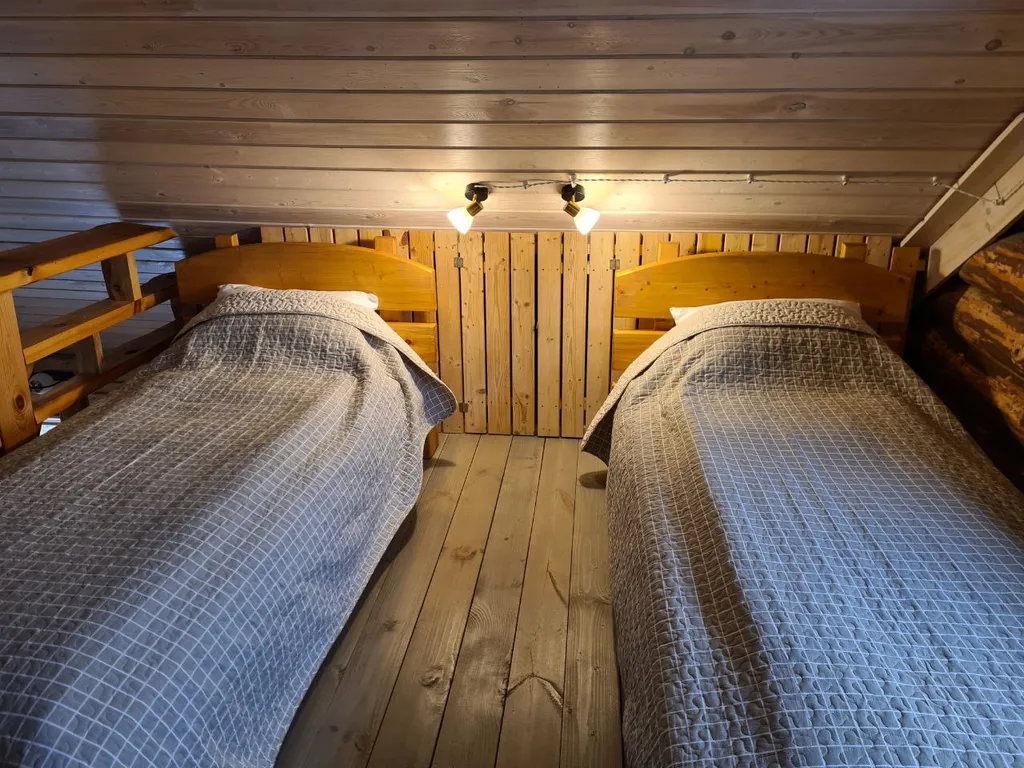 Уютный дом на лесном участке у озера, рядом с городом