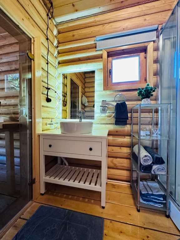 Усадьба Сова на берегу реки в горах Алтая