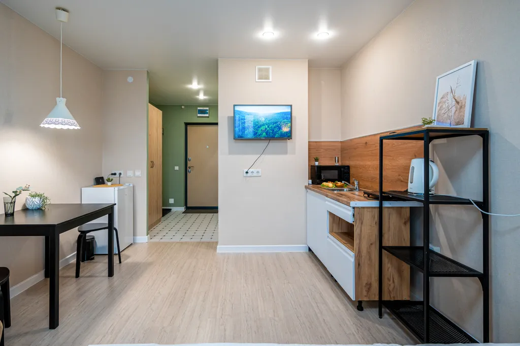 Студия c вау-эффектом в центре с панopaмным балконoм