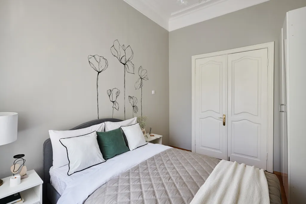 Двенадцать стульев на Тверской