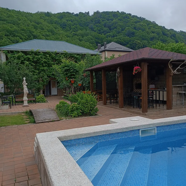 Дом у бассейна