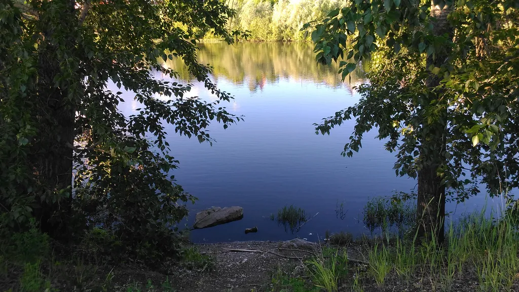 Домик, банька, чан, на берегу реки Белой