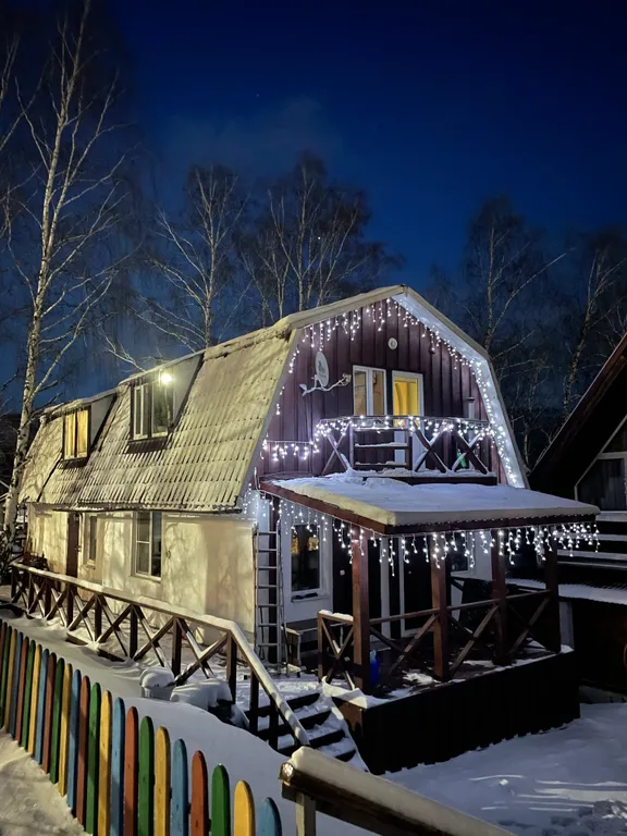 Дом с баней и детской площадкой, рядом лес и горы