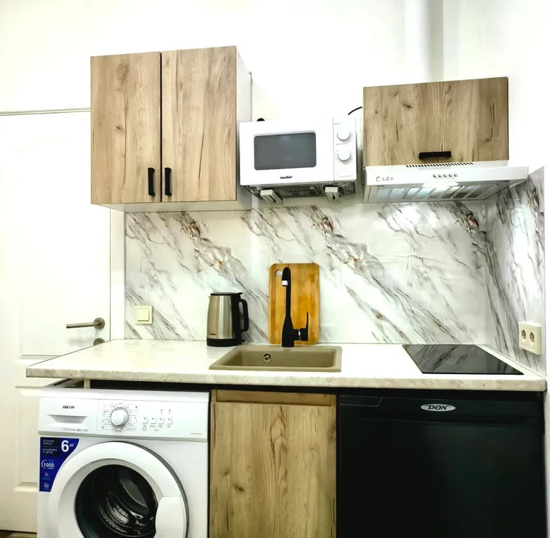 Квартира Квартира Две комнаты с балконами, отопление, кухня, стиралка, беседка, парковка — Судак