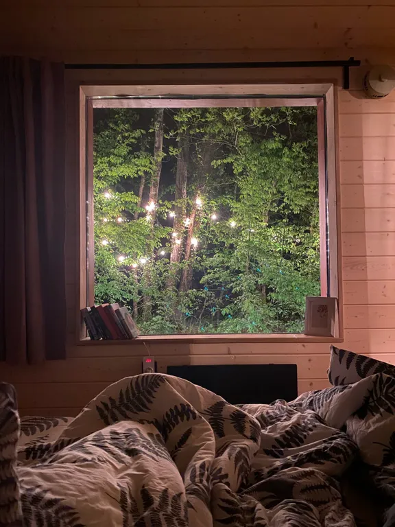 Дом на краю леса с видом на горы