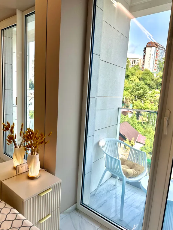 Дизайнерская квартира возле моря с балконом