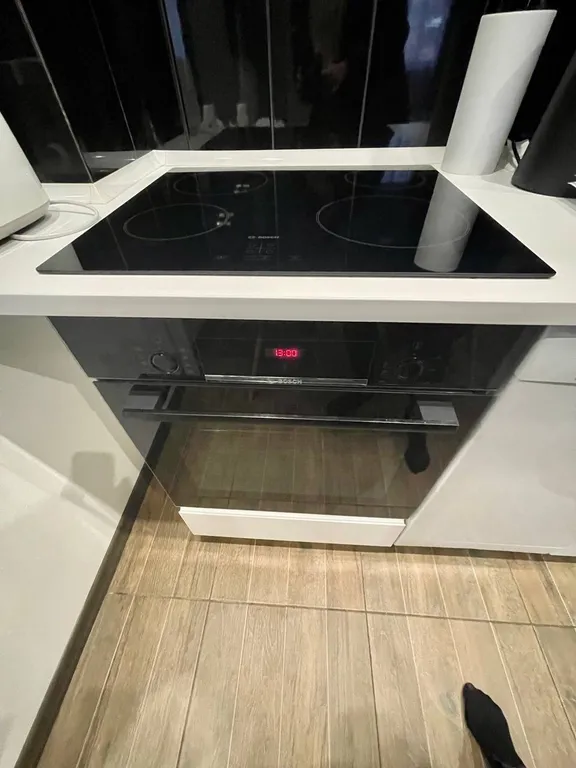 Просторная студия с выделенной спальней в центре