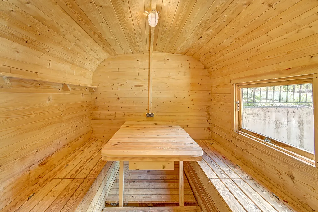 Коттедж с бассейном возле леса