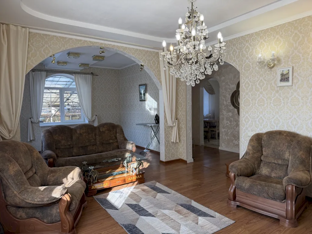 Дом с террасами и видом на море, рядом с центром