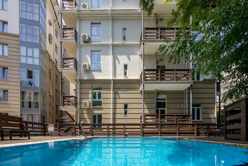 Дизайнерская квартира с бассейном и выделенной спальней