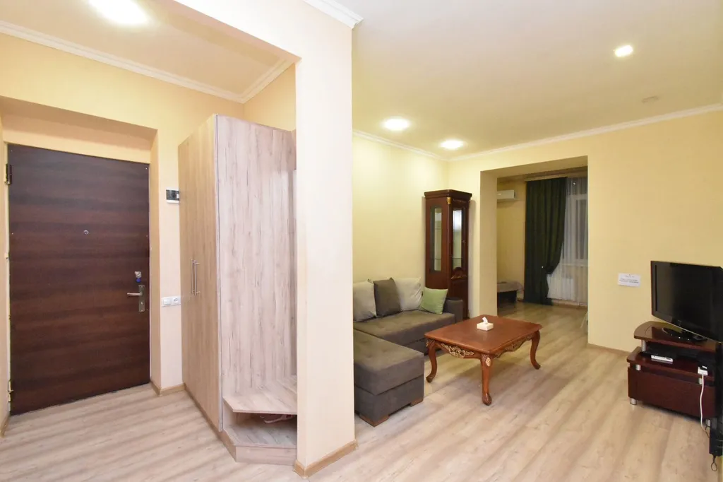 Двухкомнатная светлая квартира с высокими потолками в центре города — аренда посуточно в Ереван