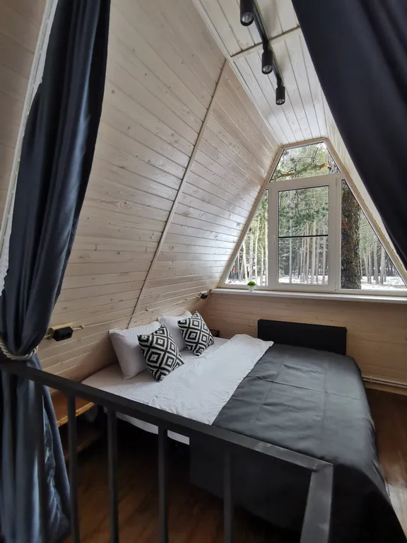 Треугольный дом с огороженной территорией