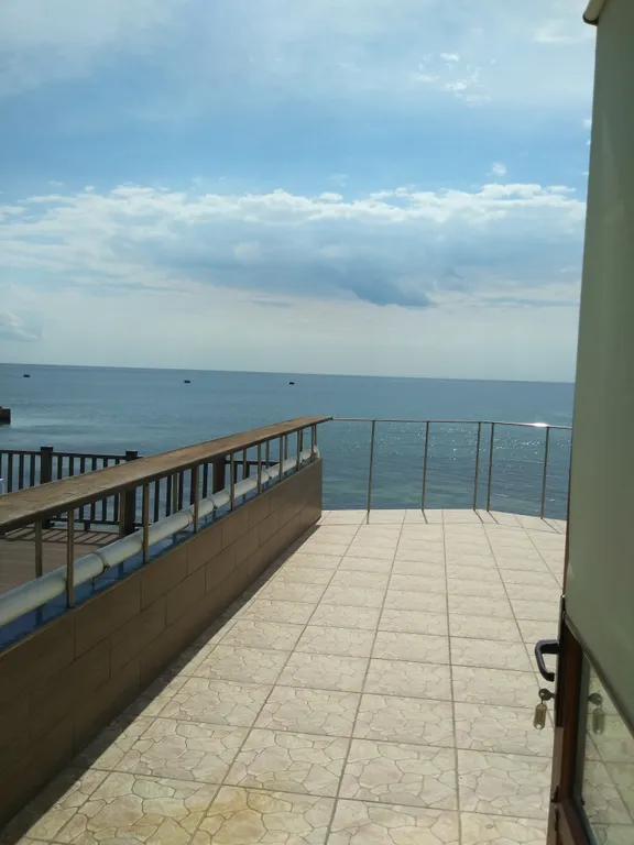 Эллинг на берегу моря