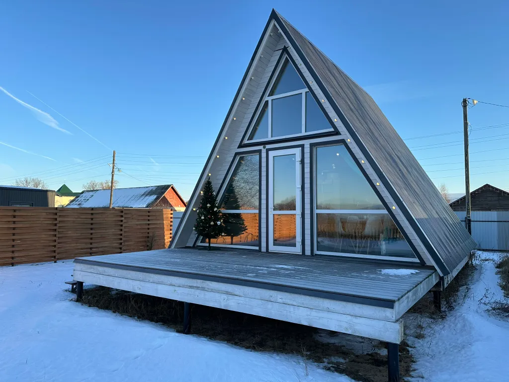 Дом в стиле A-frame на самом берегу реки