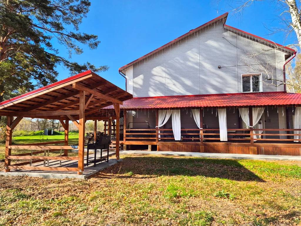 Дом с баней и бассейном