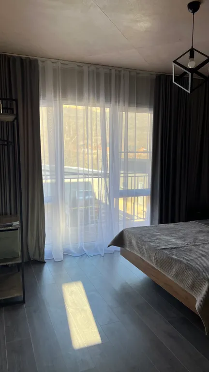 Вилла с бассейном на берегу реки