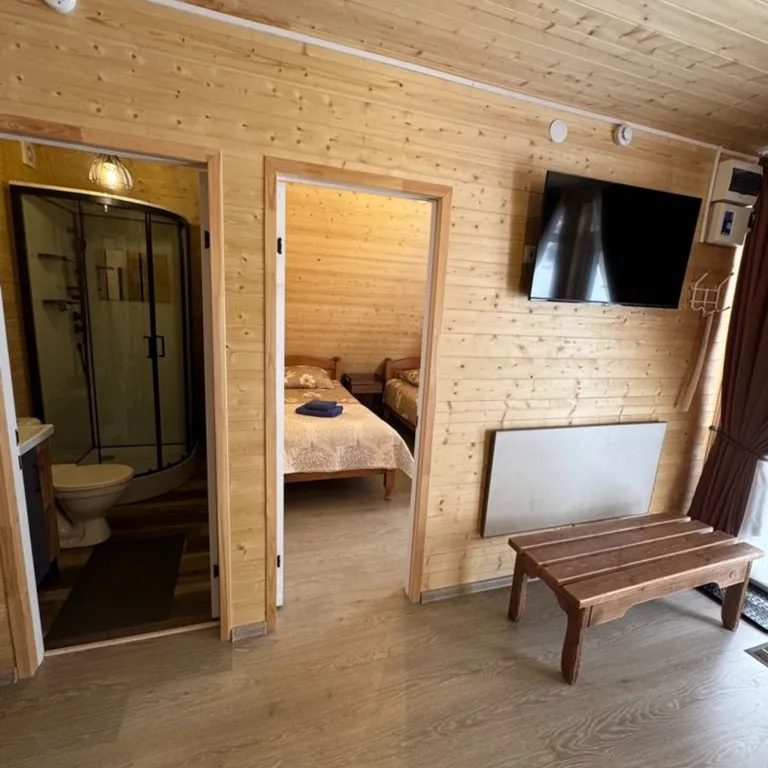 Афрейм в лесу с большой территорией