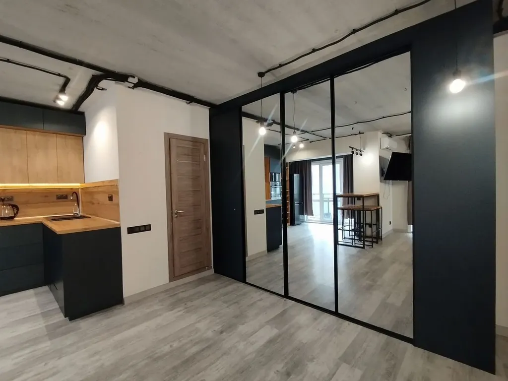 Просторная солнечная стильная студия в современном стиле