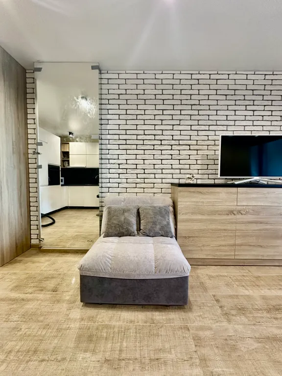 Студия с видом на море диваном и балконом