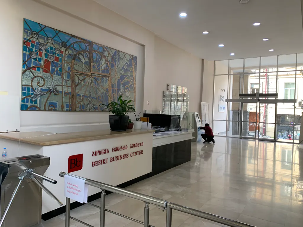 Трёхкомнатная квартира с 2 отдельными спальнями в самом центре тбилиси