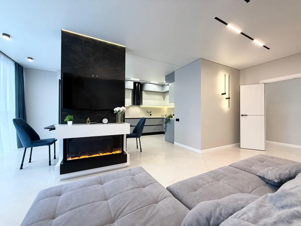 Квартира с большой кухней-гостиной, камином и панорамным видом