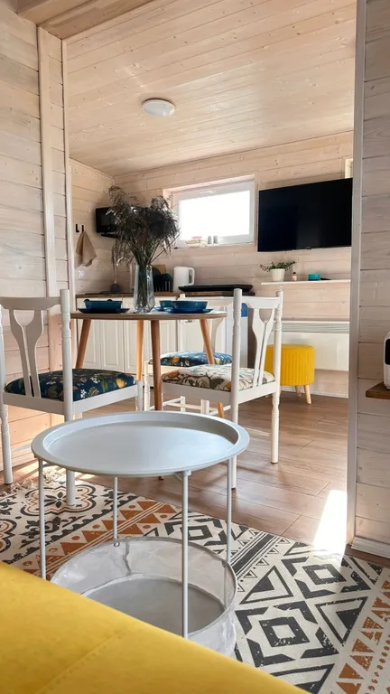 Уютный Белый дом у реки