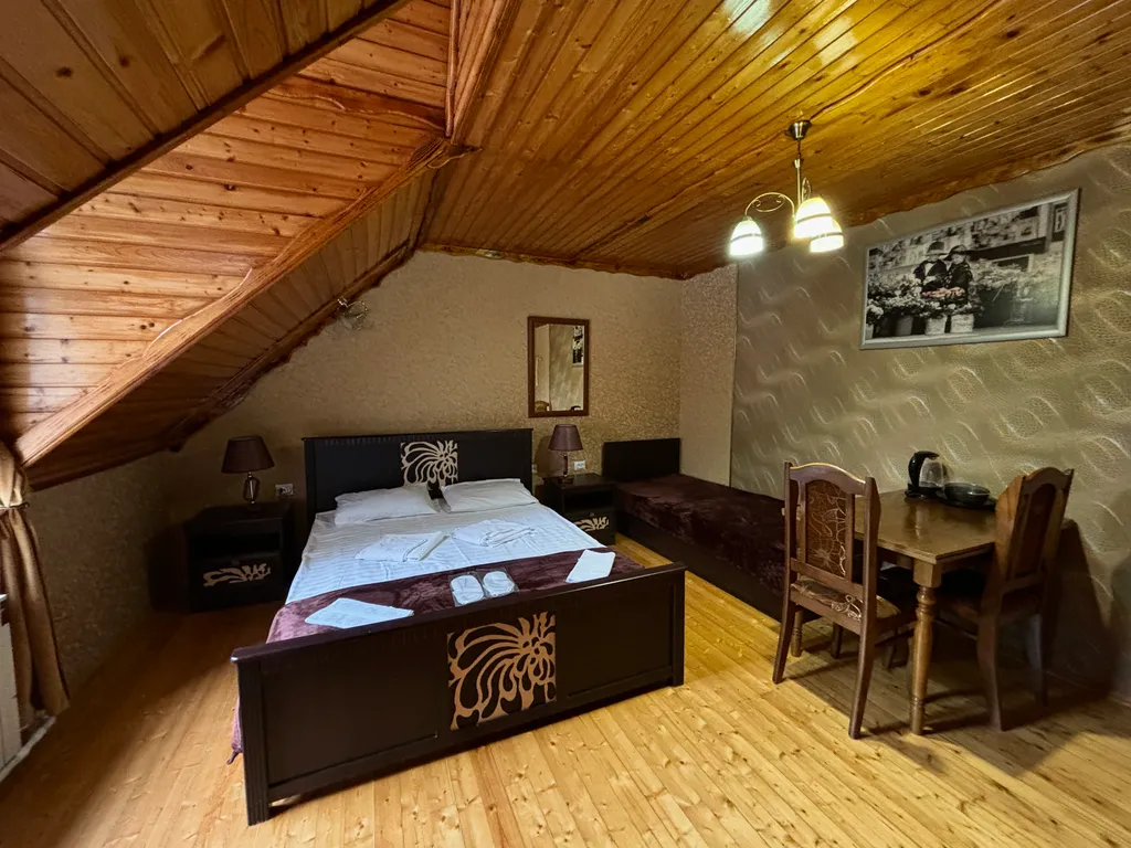 Семейный трёхместный деревянный, мансардный номер