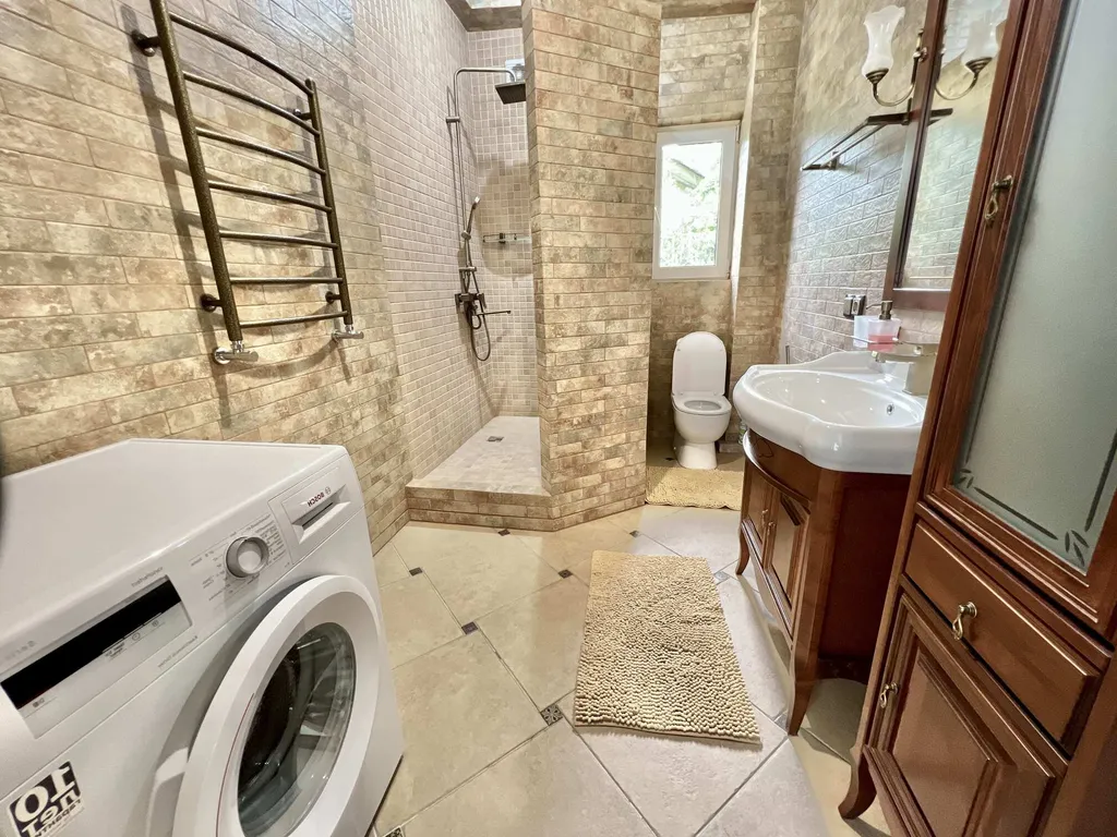 Дом в Гаспре с бассейном и беседкой