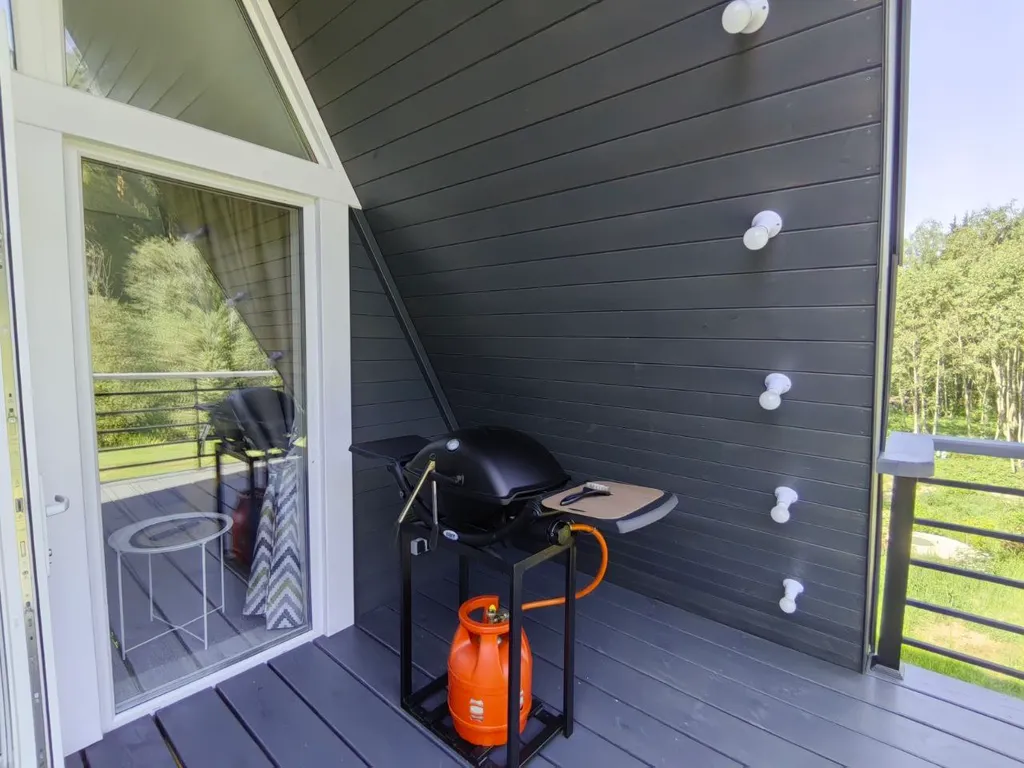 Дом в стиле a-frame с чаном на террасе