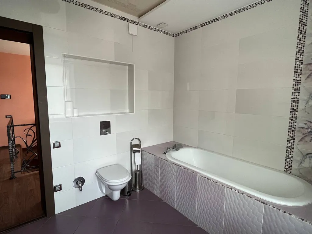 Коттедж и деревянная баня с большой комнатой отдыха