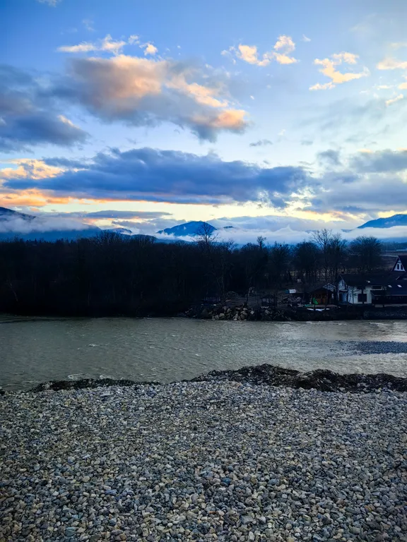 Уютный деревянный домик с видом на реку