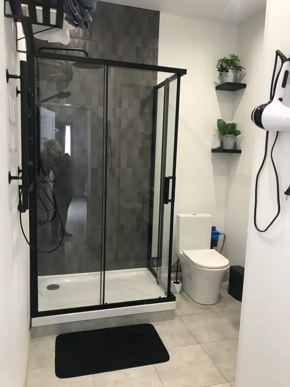 Коттедж Neon с видом на горы, подогреваемым бассейном, баней, чаном