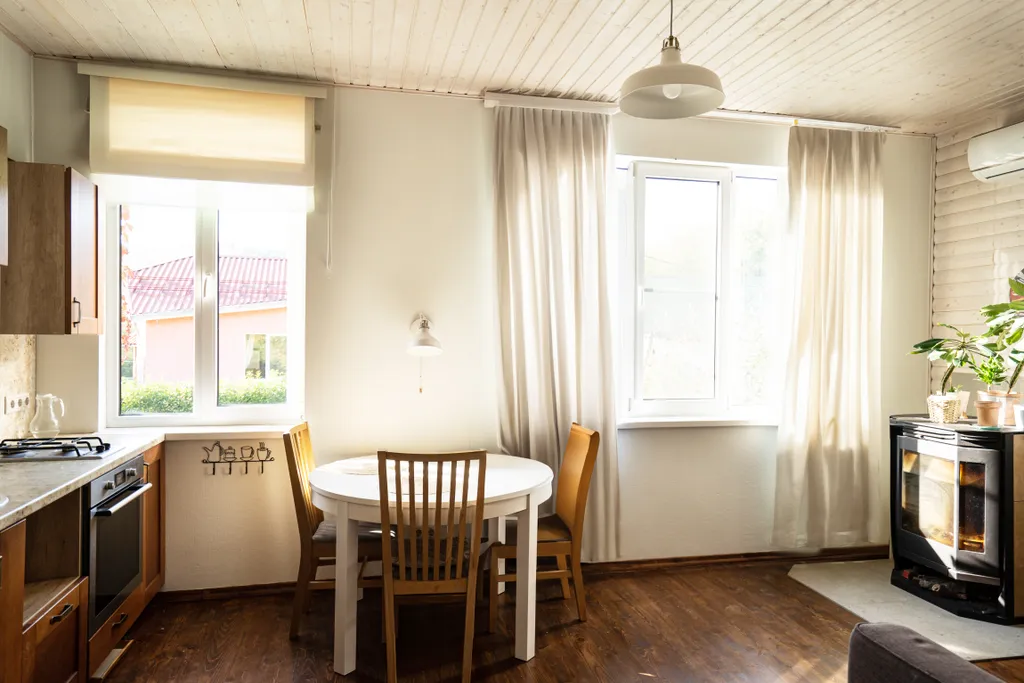 Уютный дом с просторной территорией