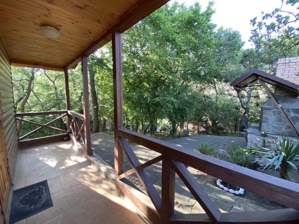 Сруб в Ялте c бассейном и сауной