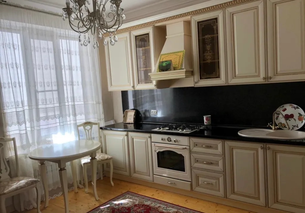 Дом и задний двор