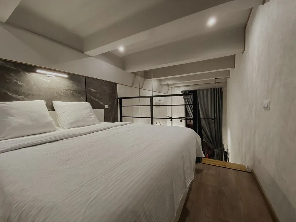 Дизайнерская двухуровневая квартира с панорамными окнами