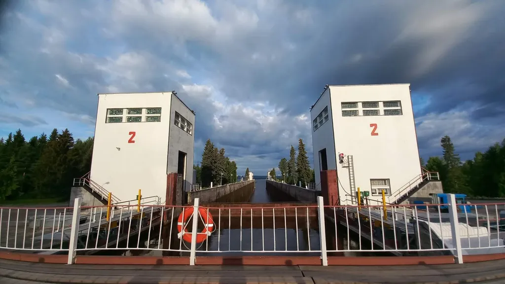 Домик у реки с отличным видом на 2 шлюз Волго Балтийского канала и лес