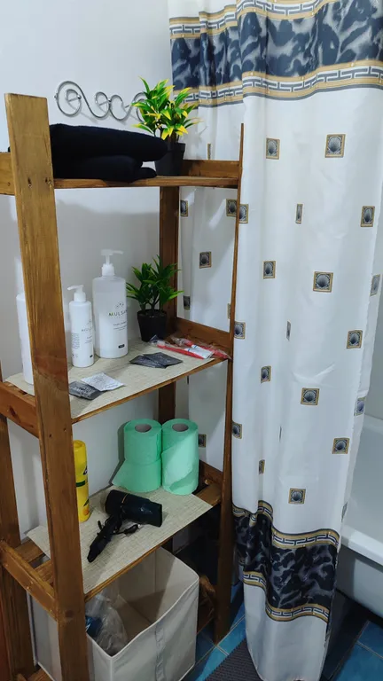 Студия с красным холодильником