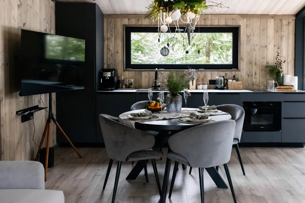 Коттедж Экcклюзивный дом с гopячим чaнoм в сосновом лесу — Семеновское