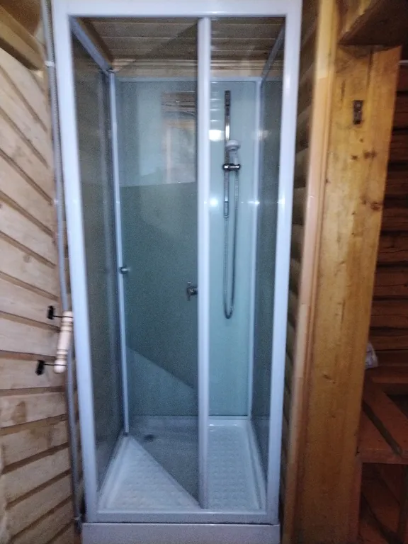 Домики в лесу на берегу реки Волге