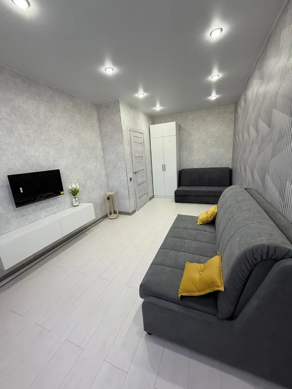 Уютная и ухоженная квартира с новым ремонтом и видом на лес — аренда посуточно в Павловск