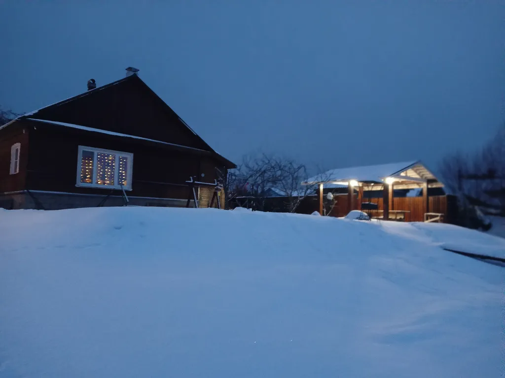 Домик сказка на берегу озера Селигер