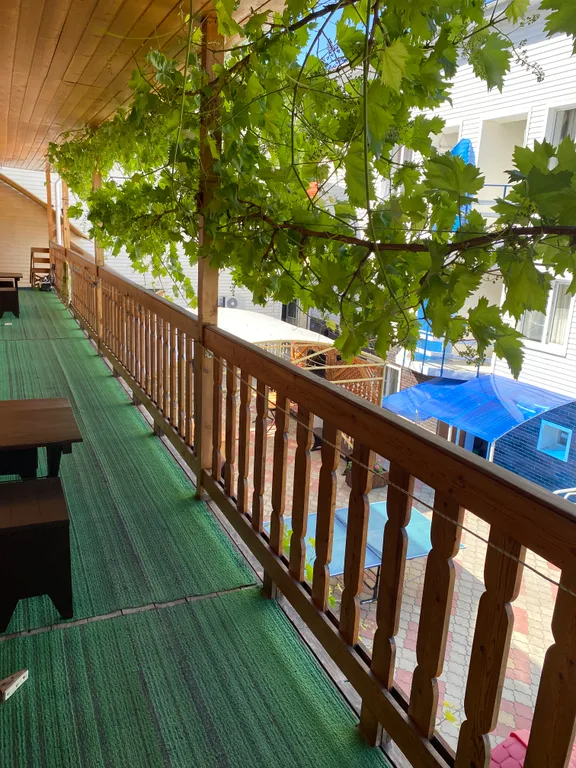 Уютная комната в доме из дерева