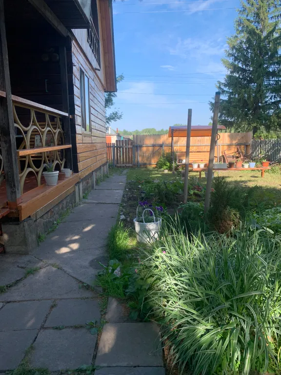 Живописный дом на природе недалеко от города