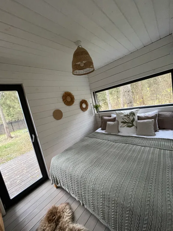 Уютный дом в тишине хвойного леса