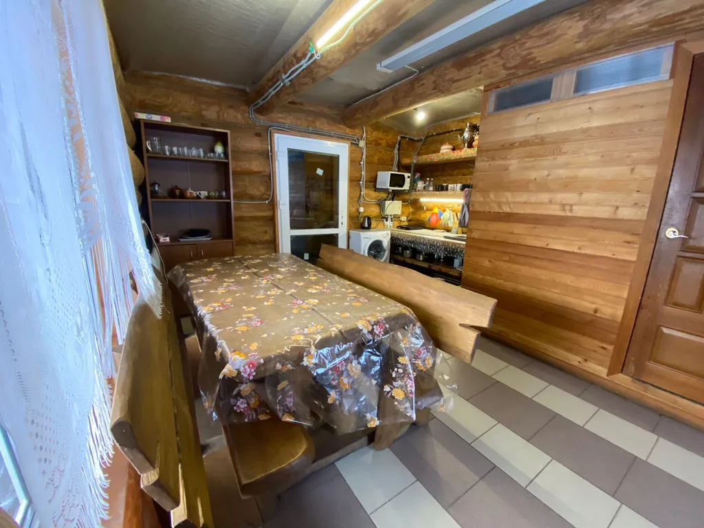 Деревянный дом с соломенной крышей и высокими потолками